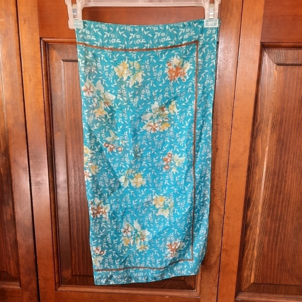 Vintage semi-sheer blue white floral print scarf - Picture 6 of 7